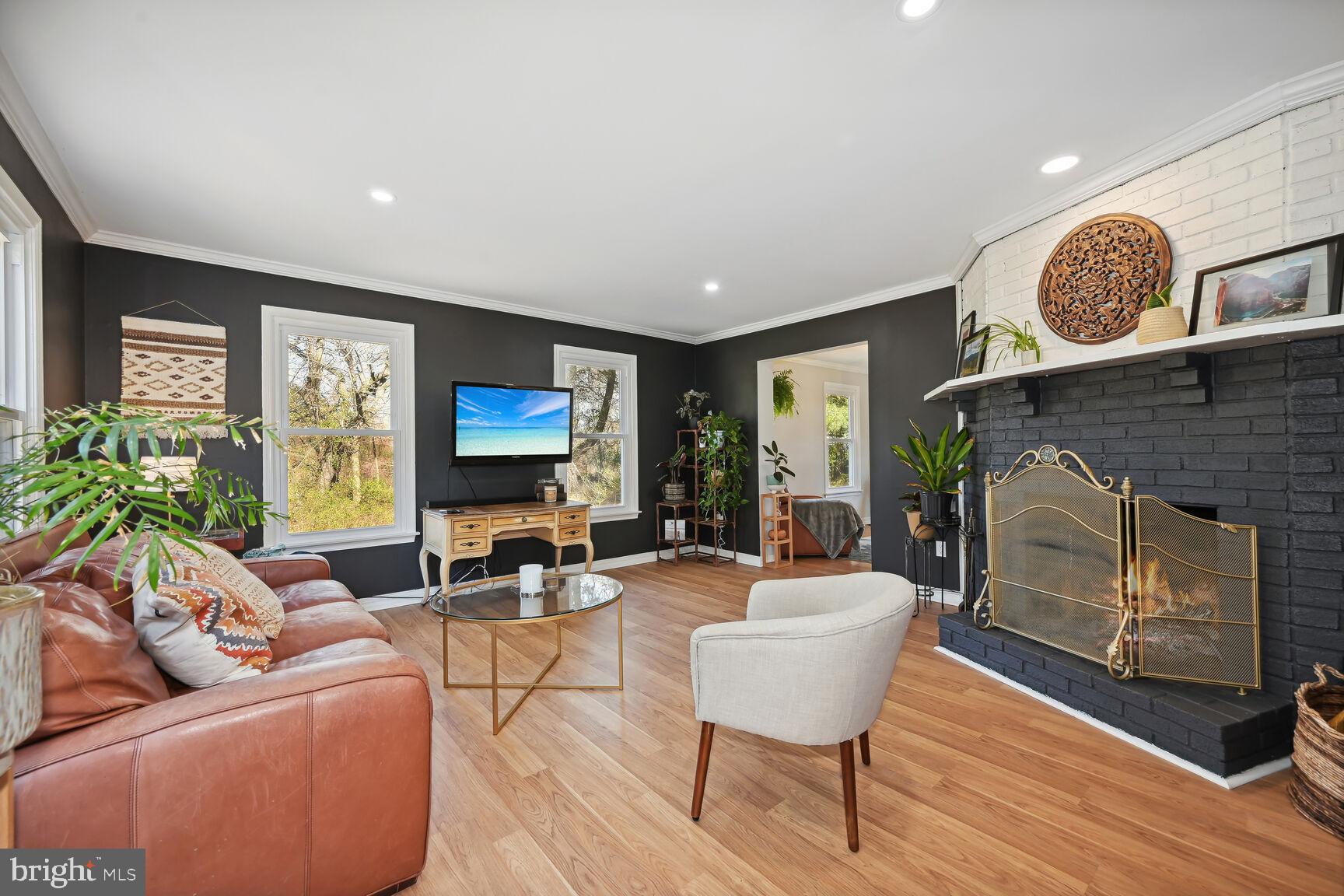 118 Fish Pond Road Sewell, NJ 08080 - Photo 5 of 31 Living room