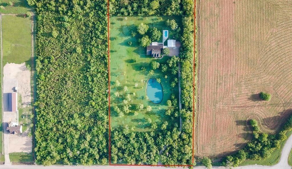 Country living just minutes from the city, shopping, restaurants and entertainment!