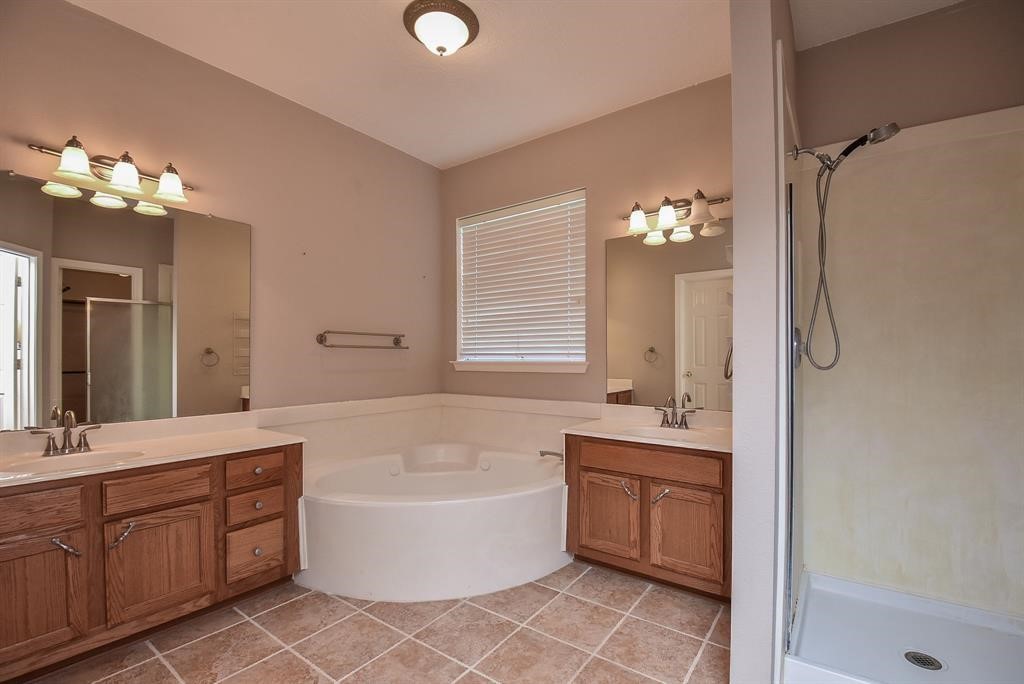 2811 County Road 64 Rosharon, TX 77583 - Photo 12 of 18 Primary bathroom