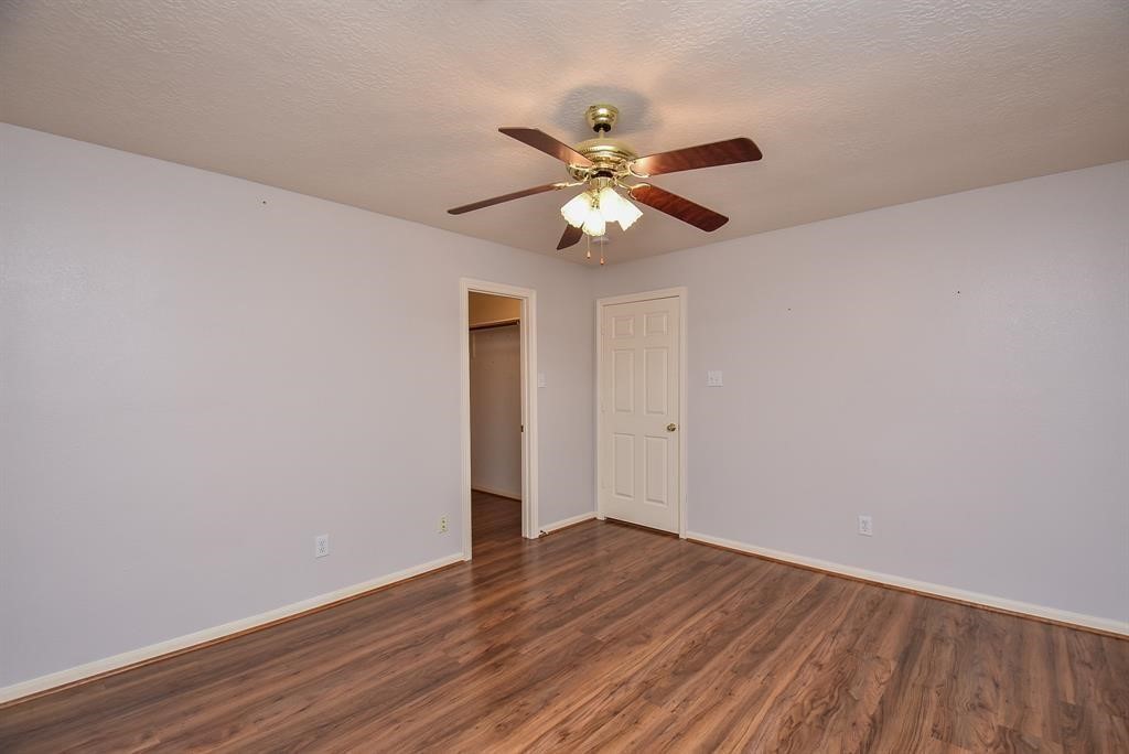 2811 County Road 64 Rosharon, TX 77583 - Photo 13 of 18 One of two guest bedrooms