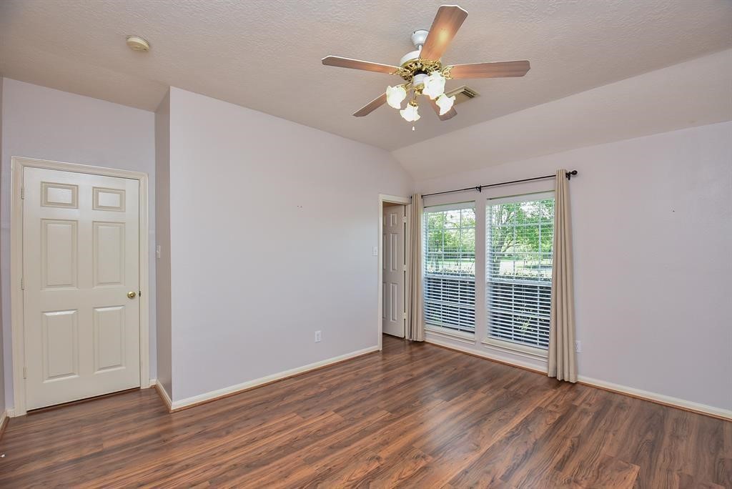 2811 County Road 64 Rosharon, TX 77583 - Photo 15 of 18 2nd guest bathroom
