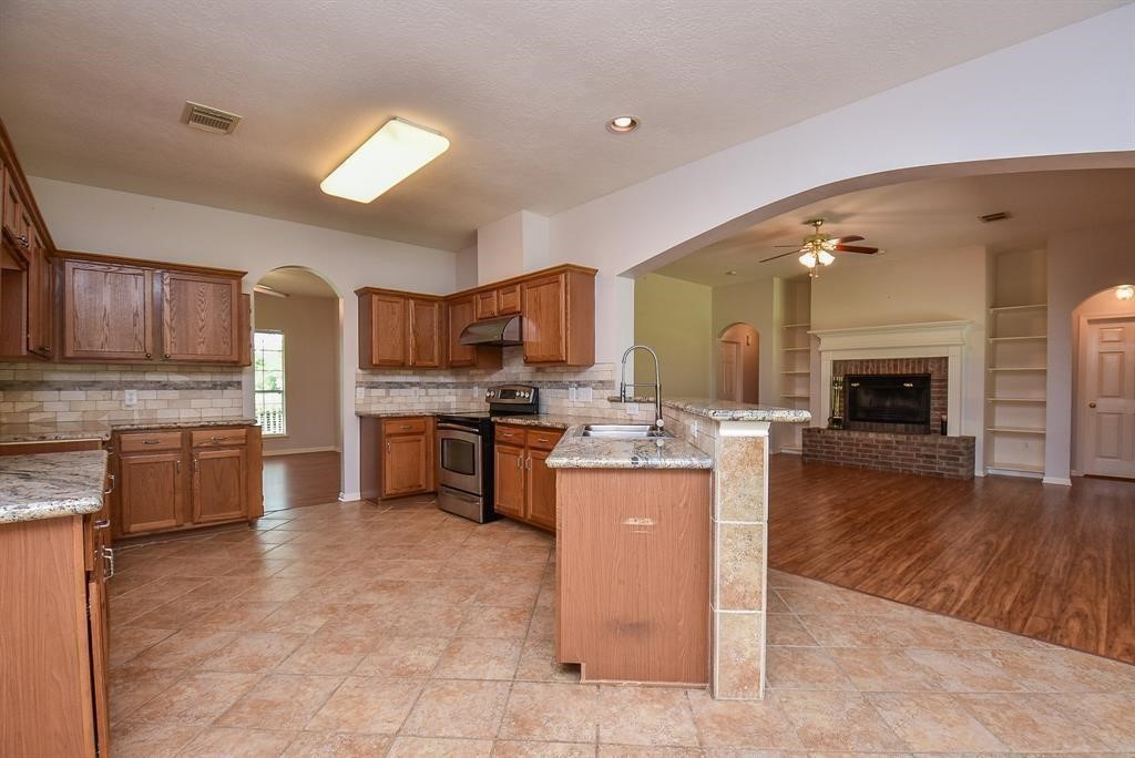 2811 County Road 64 Rosharon, TX 77583 - Photo 9 of 18 Plenty of countertop and cabinet space.