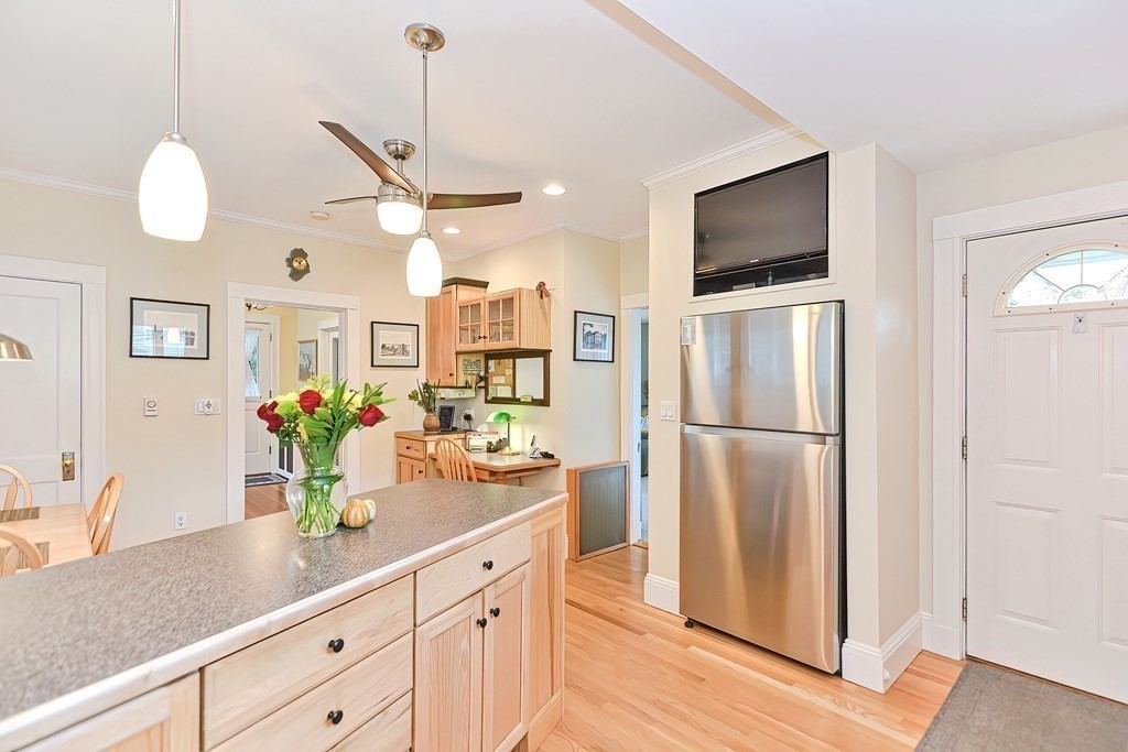 11 Cleveland Road Salem, MA 01970 - Photo 5 of 38 Gallery Image 5