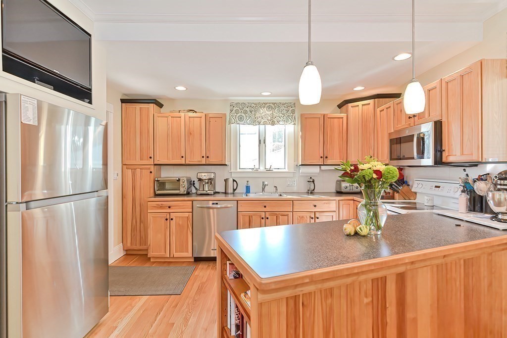 11 Cleveland Road Salem, MA 01970 - Photo 8 of 38 Gallery Image 8