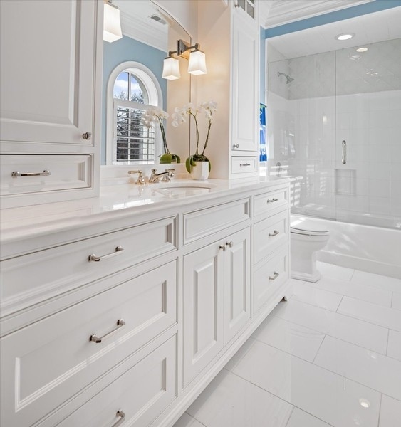 1045 Starr Road Winnetka, IL 60093 - Photo 29 of 57 a bathroom with a sink a mirror and a bathtub