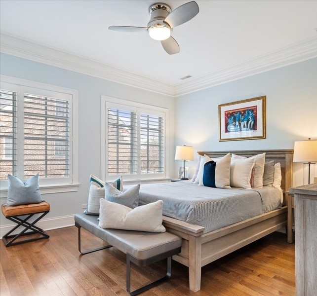 1045 Starr Road Winnetka, IL 60093 - Photo 30 of 57 a bedroom with a bed and a couch