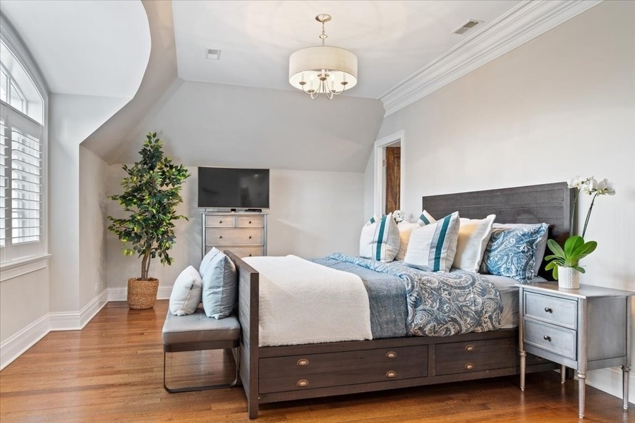 1045 Starr Road Winnetka, IL 60093 - Photo 32 of 57 a bedroom with a bed a couch and a potted plant