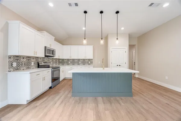 $339,900 | 113 Iron Horse Lane, Denison, TX 75020