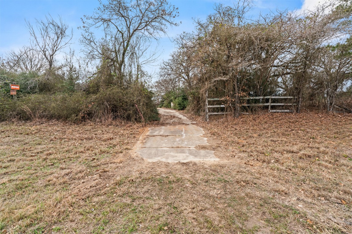 11423 Highway 77 Lexington, TX 78947 - Photo 6 of 10 a view of backyard with wooden fence and large trees