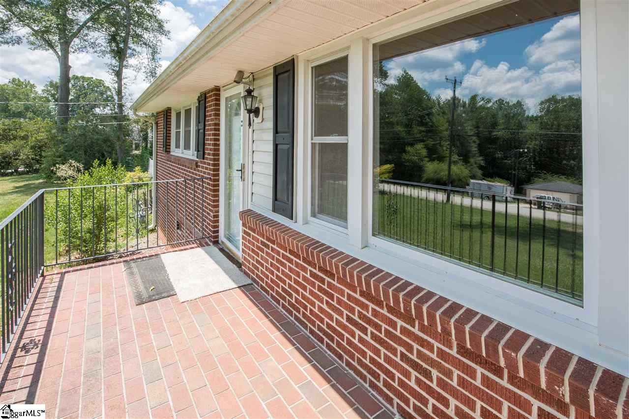 677 Maple Drive Greer, SC 29651 - Photo 2 of 19 Gallery Image 2