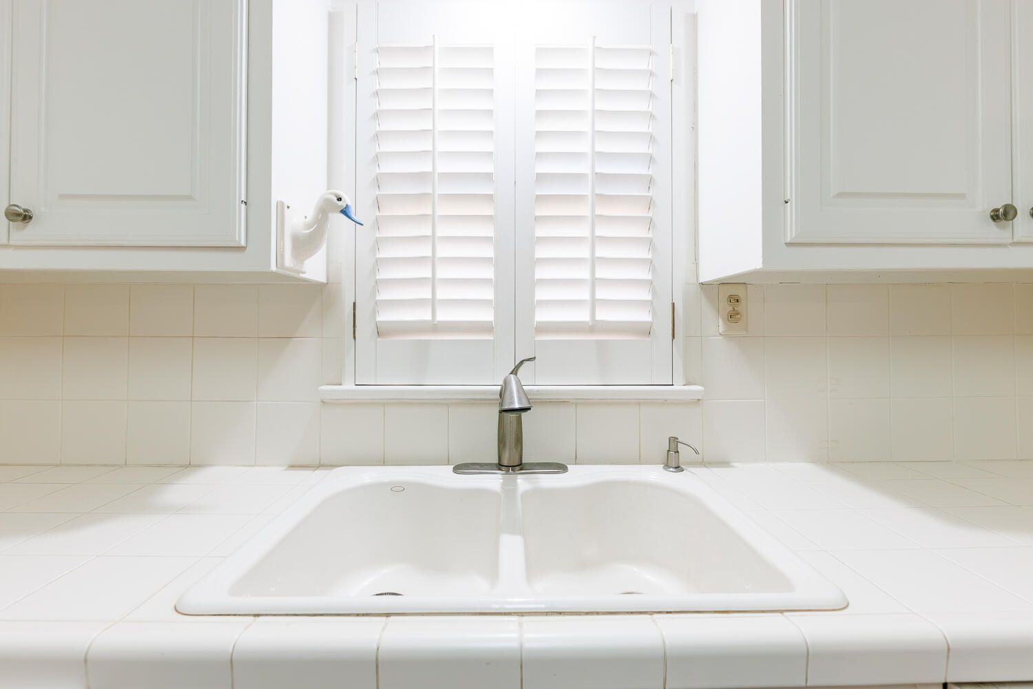 850 South 10th Street Slaton, TX 79364 - Photo 20 of 57 a bathroom with a bathtub and next to a window