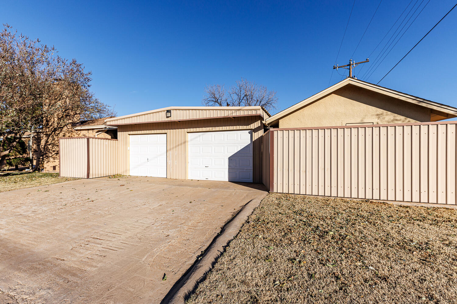 850 South 10th Street Slaton, TX 79364 - Photo 3 of 57 a front view of a house with a yard