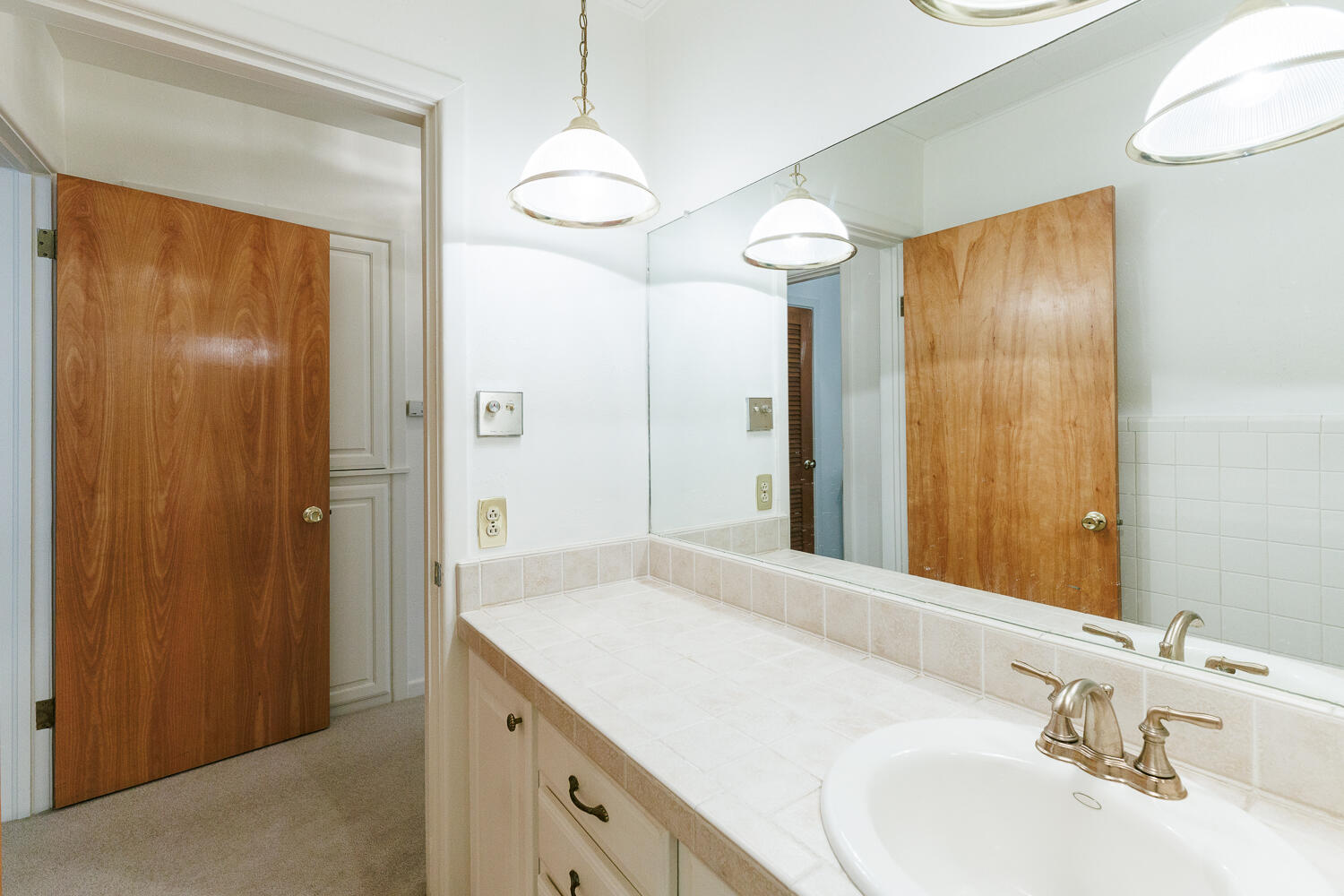 850 South 10th Street Slaton, TX 79364 - Photo 31 of 57 Second Bathroom