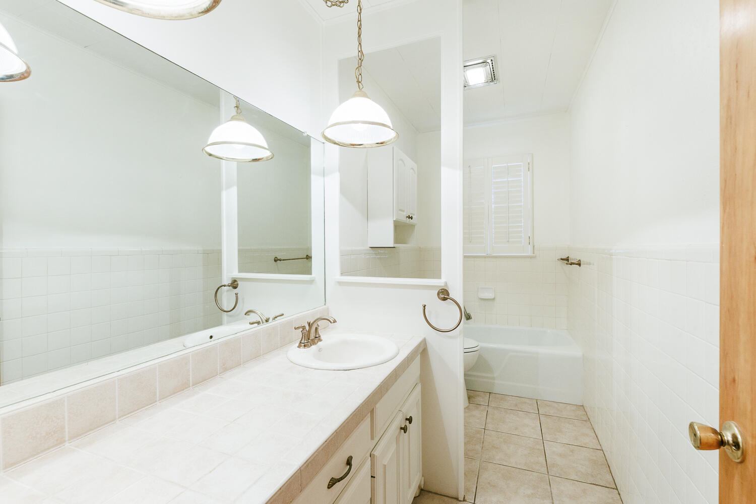 850 South 10th Street Slaton, TX 79364 - Photo 32 of 57 a bathroom with a sink a mirror and a shower