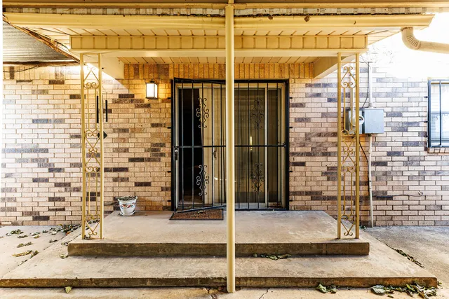 en empty room with window and ceiling fan