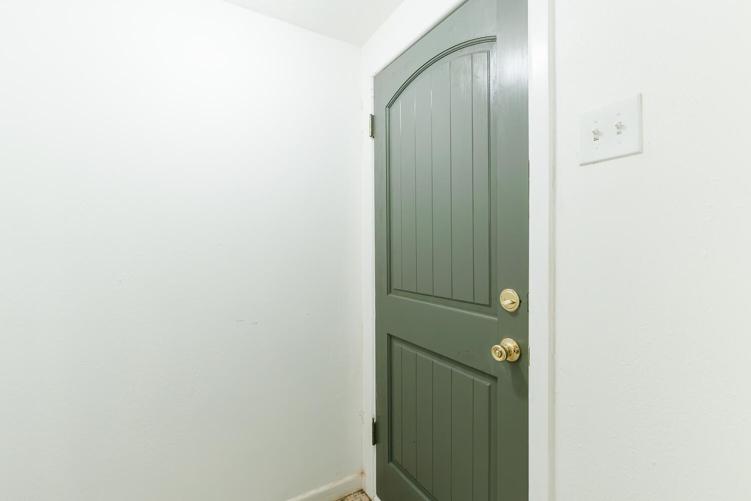 850 South 10th Street Slaton, TX 79364 - Photo 4 of 57 a bathroom with a shower and a mirror
