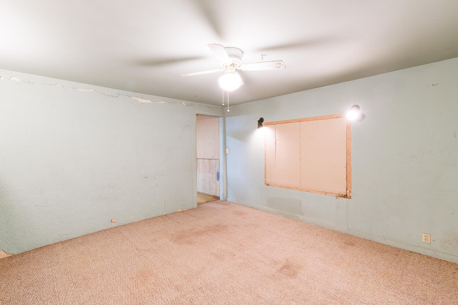 850 South 10th Street Slaton, TX 79364 - Photo 46 of 57 en empty room with window and ceiling fan
