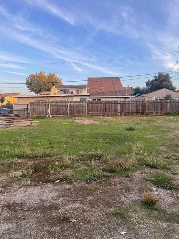 a view of a yard with a house