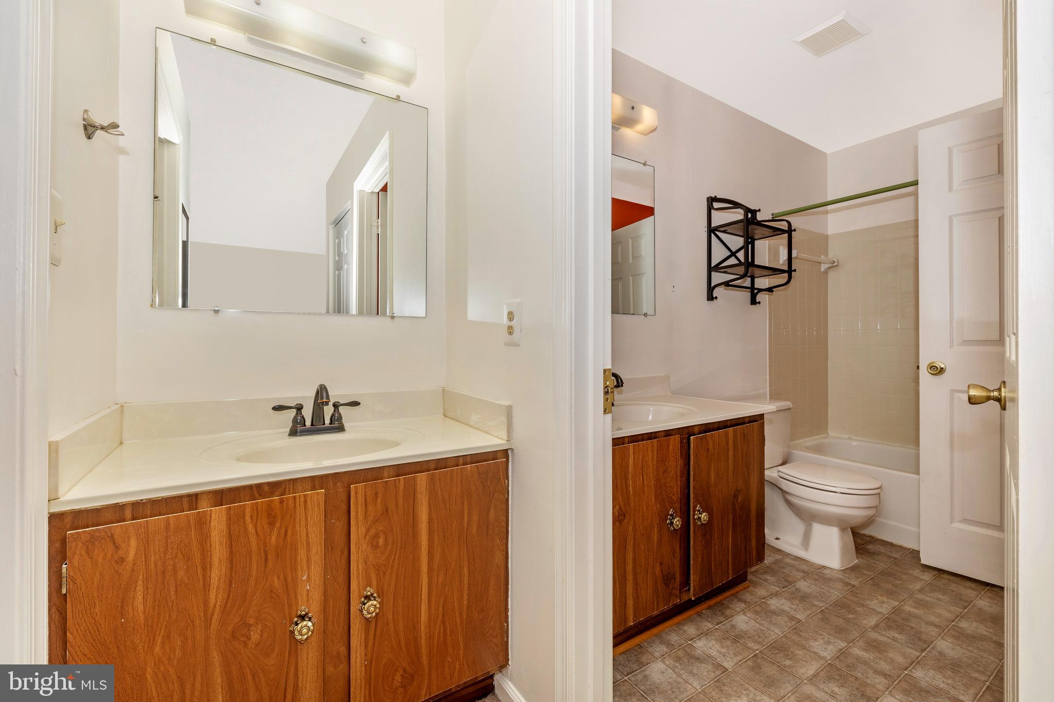 432 Terry Court, Unit B4 Frederick, MD 21701 - Photo 11 of 19 Full Bathroom