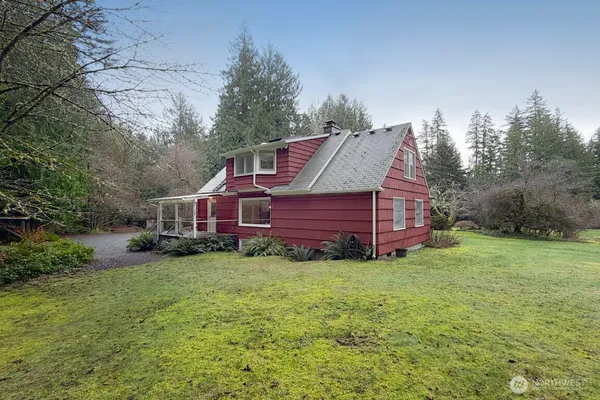 a view of a house with a yard