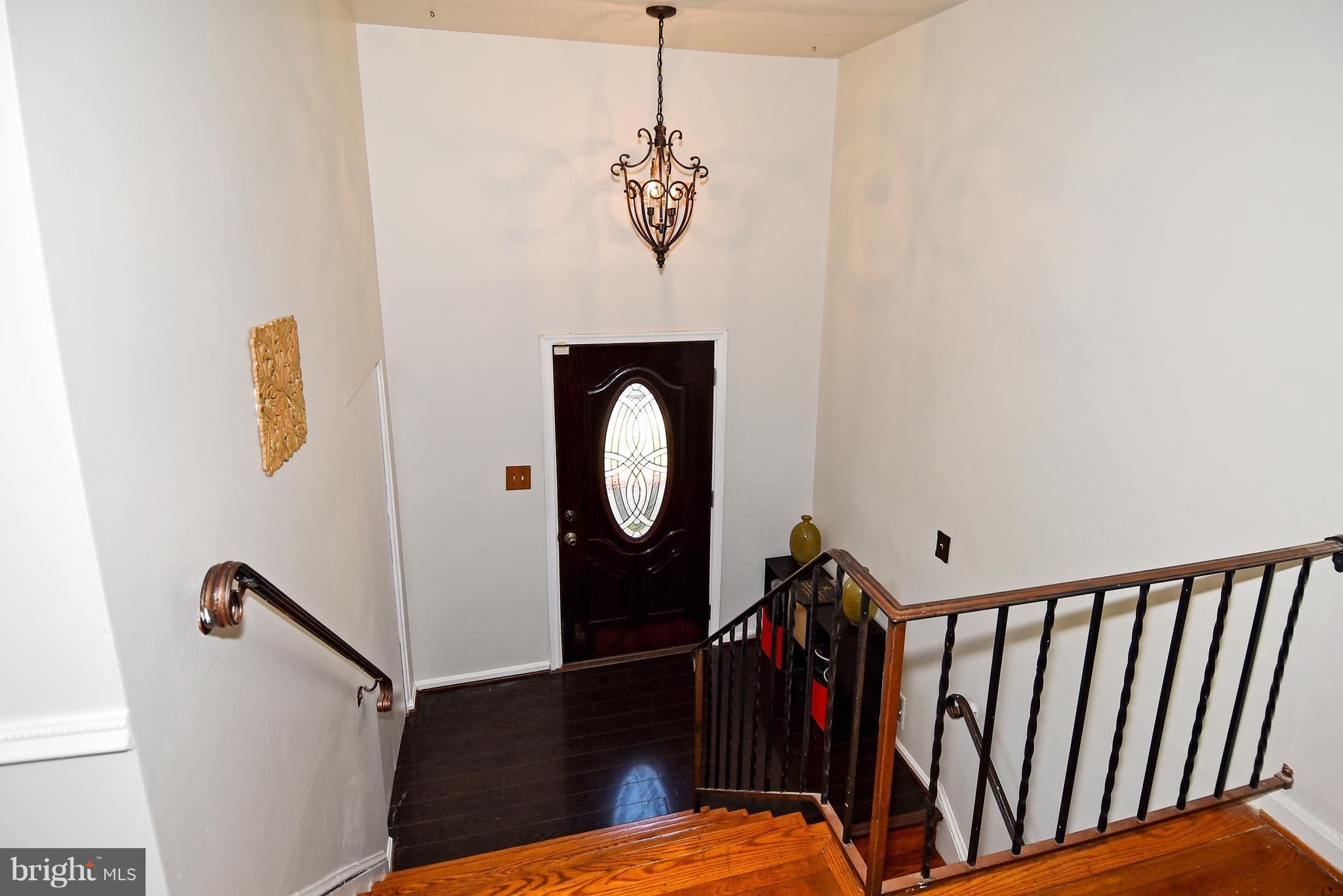 12917 Sturbridge Road Woodbridge, VA 22192 - Photo 2 of 29 Welcoming entry way.
