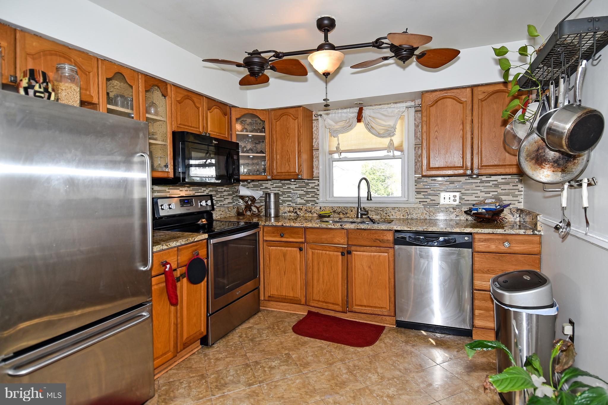 12917 Sturbridge Road Woodbridge, VA 22192 - Photo 5 of 29 Brand new granite countertops!