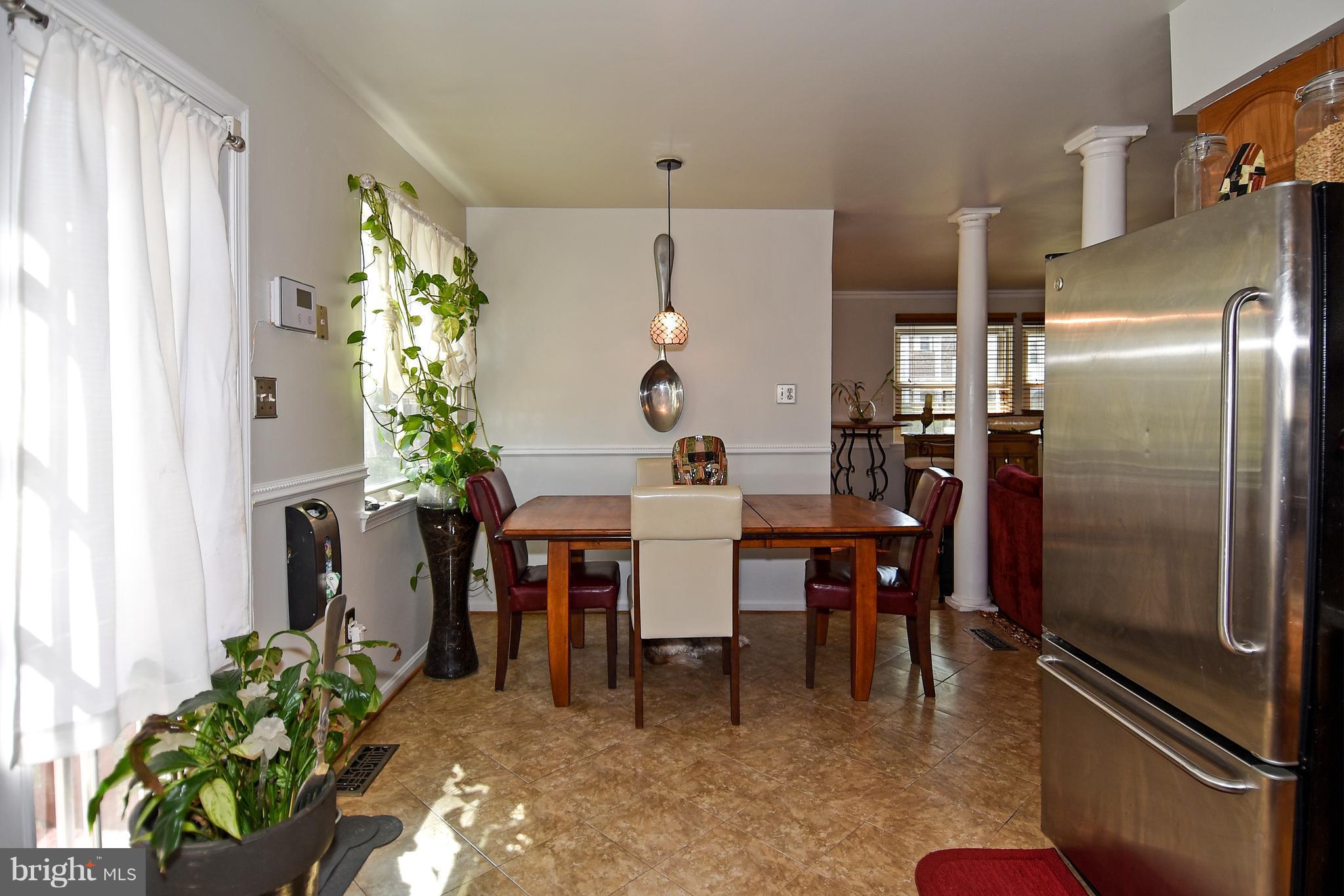 12917 Sturbridge Road Woodbridge, VA 22192 - Photo 6 of 29 Eat-in section of the kitchen.