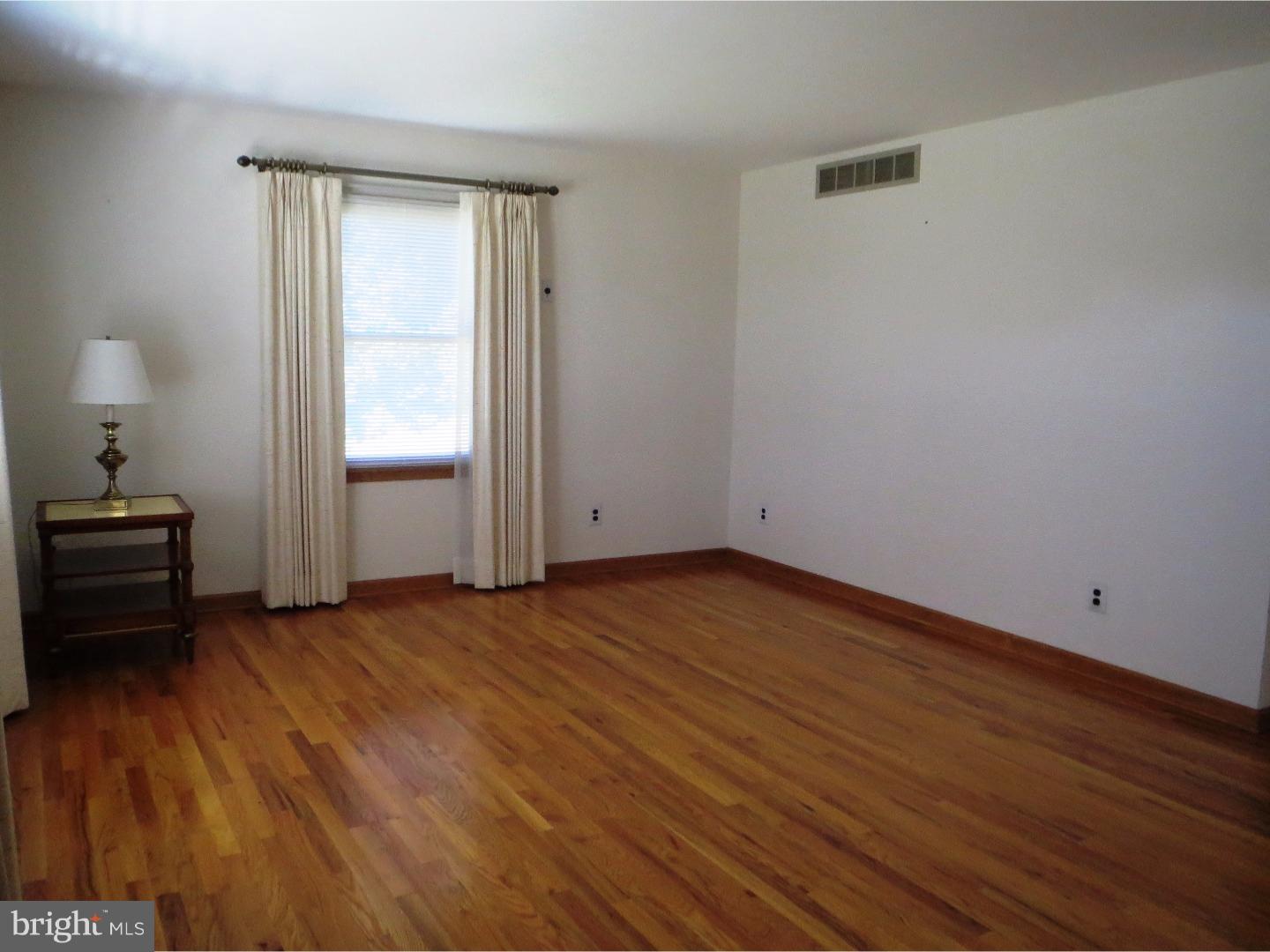 410 Jessups Mill Road Mantua, NJ 08051 - Photo 3 of 25 Living Room