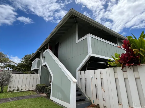 $2,600 | 94-1088 Paawalu Street, Unit R5, Waipahu, HI 96797