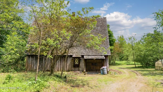 $299,999 | 824 County Road 106, Amsterdam, NY 12010