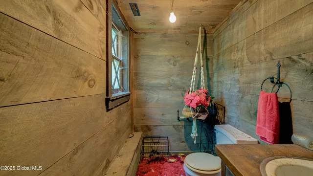 $299,999 | 824 County Road 106, Amsterdam, NY 12010