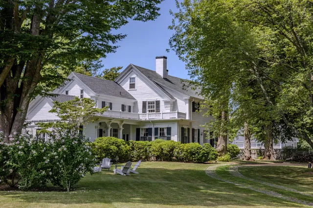 $2,300,000 | 70 Spring Street, Vineyard Haven, MA 02568