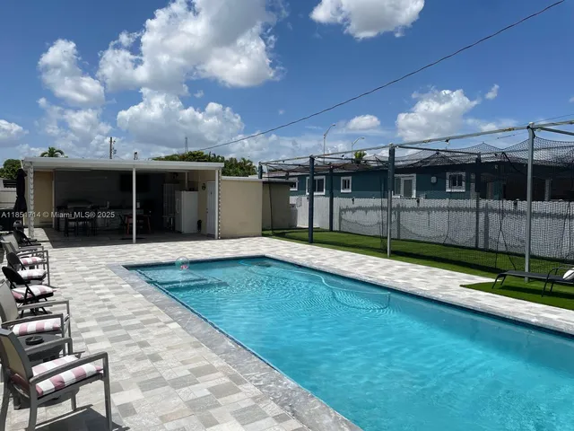 a view of a backyard