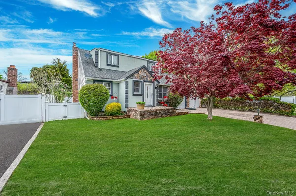 $760,000 | 320 28th Street, Lindenhurst, NY 11757