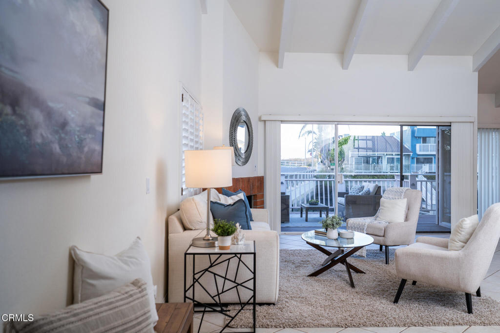 4625 Falkirk Bay Oxnard, CA 93035 - Photo 6 of 37 a living room with furniture and a potted plant