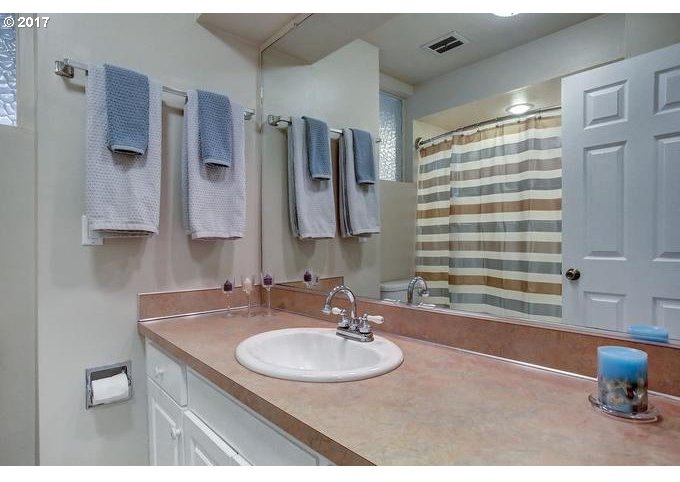 2205 Southwest Roxbury Avenue Portland, OR 97225 - Photo 9 of 32 Gallery Image 9