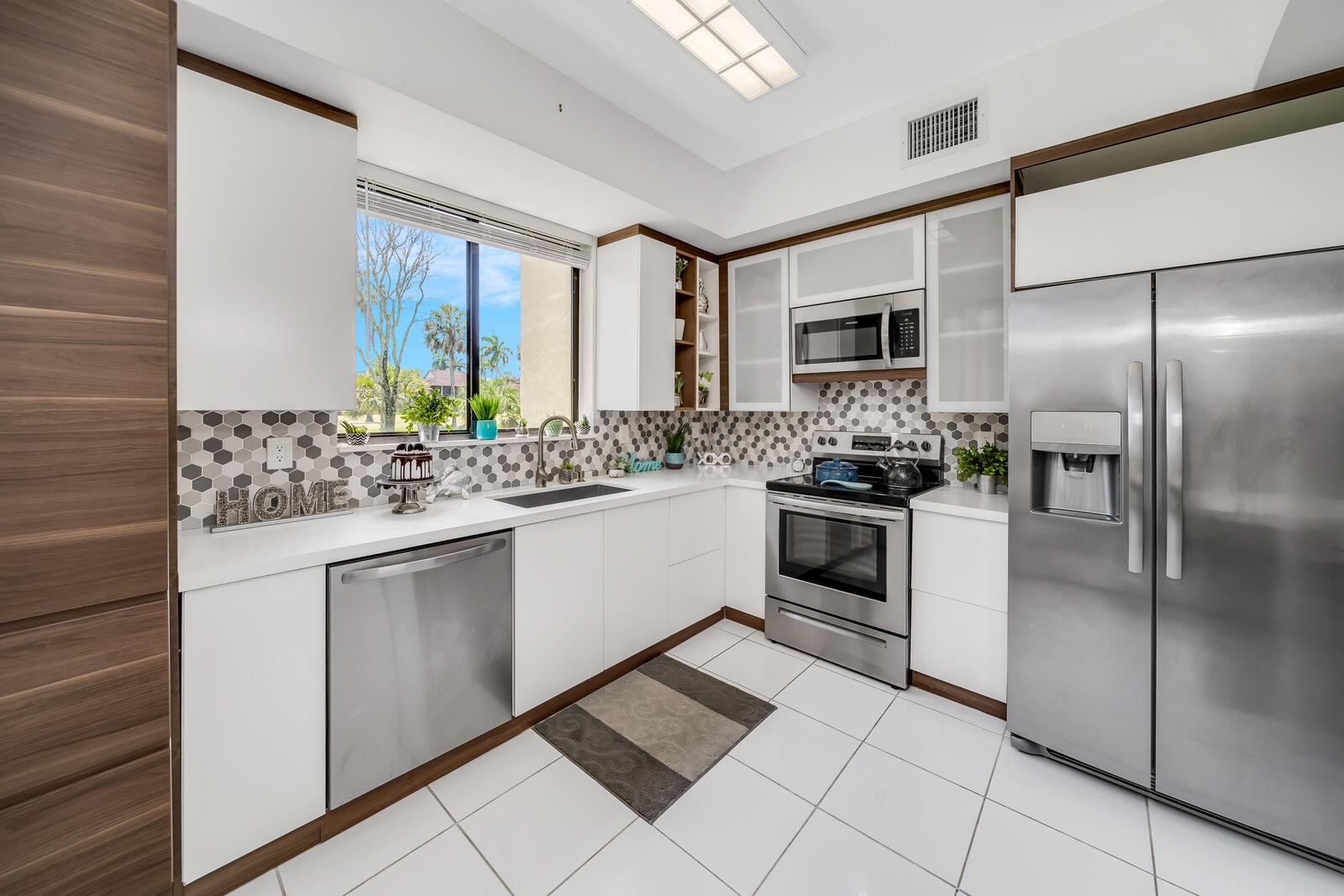 7546 La Paz Boulevard, Unit 106 Boca Raton, FL 33433 - Photo 15 of 66 stainless appliances