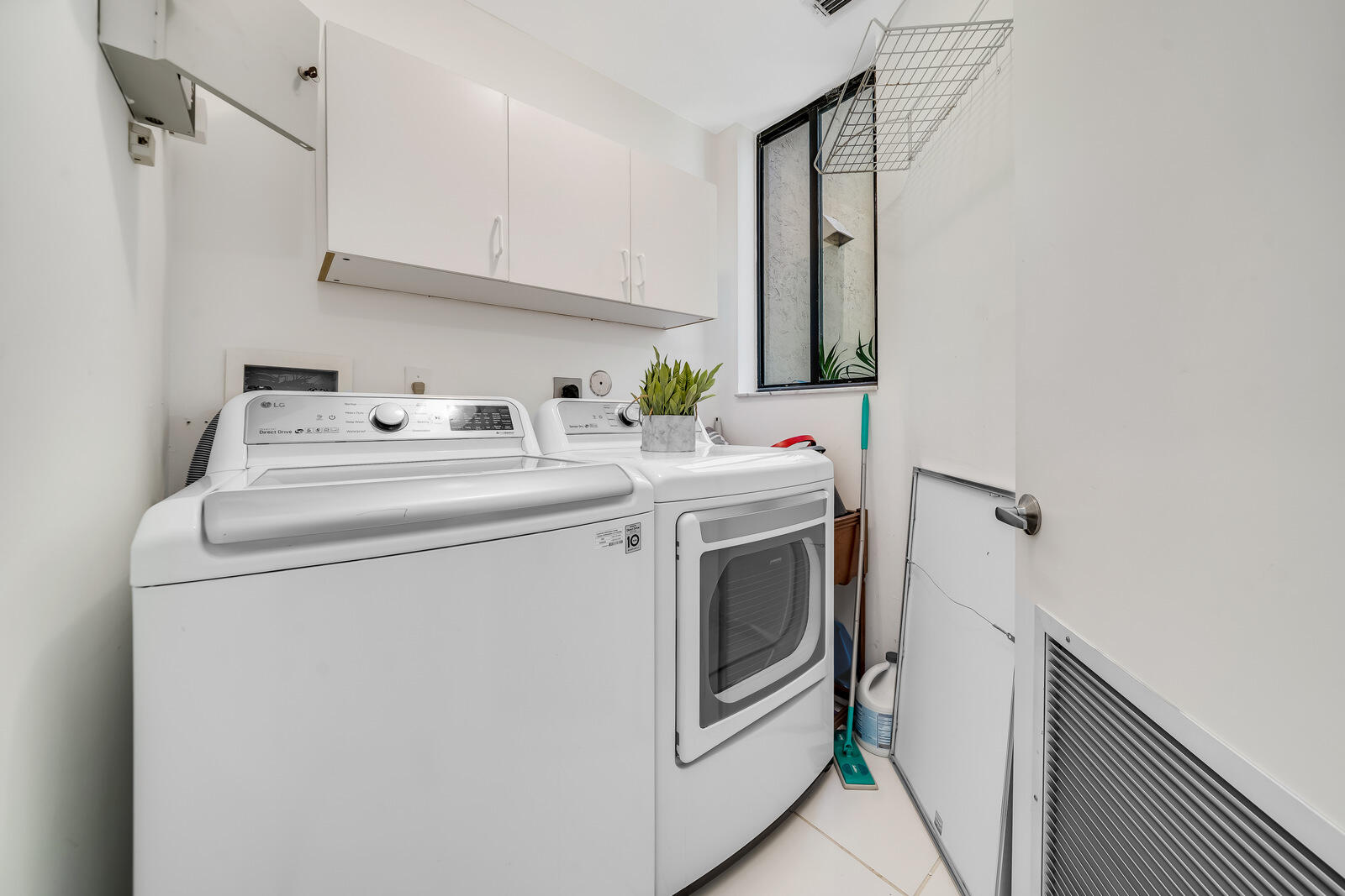7546 La Paz Boulevard, Unit 106 Boca Raton, FL 33433 - Photo 30 of 66 Large inside utility room