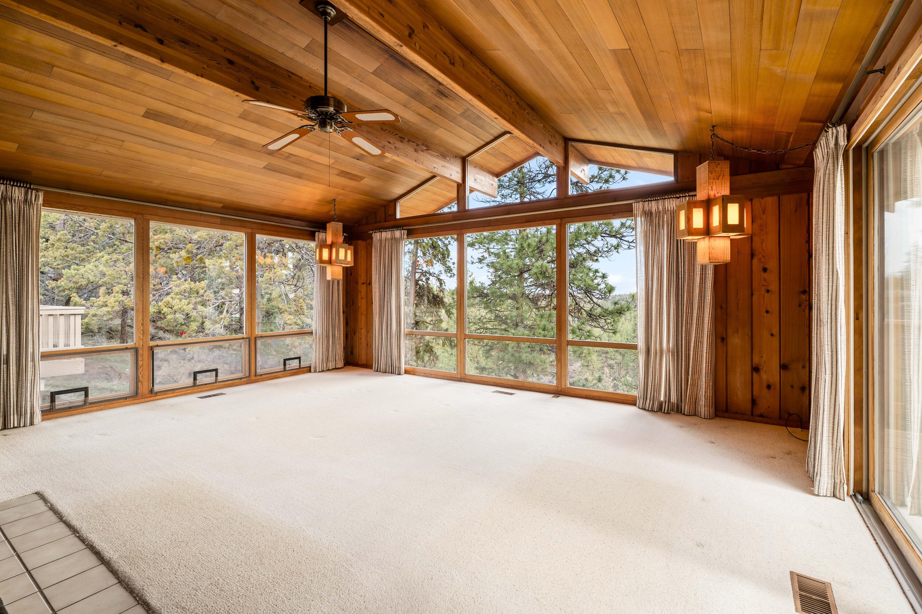 1670 Northwest Putnam Road Bend, OR 97703 - Photo 8 of 40 26-Living Room