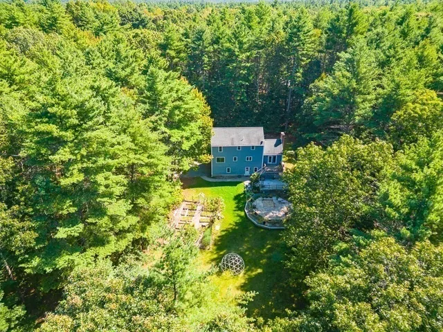 a view of a back yard