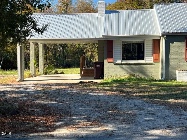 a view of a house with backyard and porch