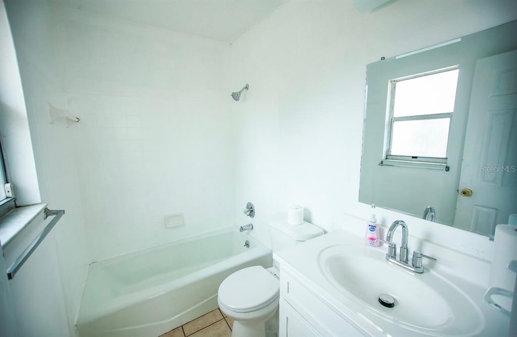 606 Water Road Ocala, FL 34472 - Photo 18 of 34 a bathroom with a sink toilet and shower