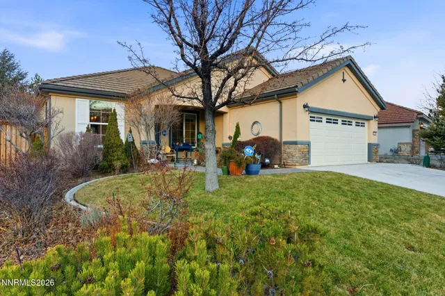 a view of a house with back yard