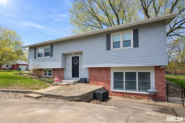 $172,000 | 827 West McDonough Street, Macomb, IL 61455