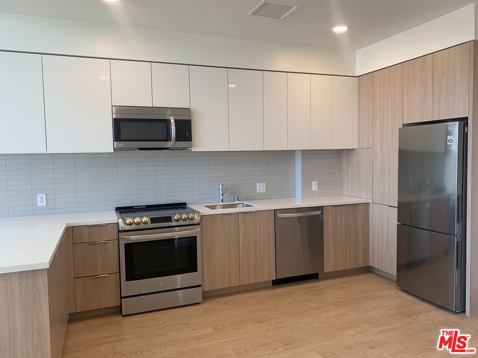11750 Wilshire Boulevard, Unit 3303 Los Angeles, CA 90025 - Photo 6 of 40