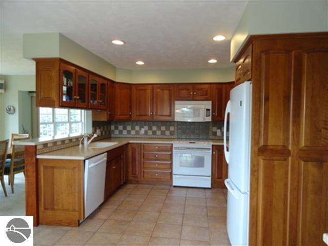 576 South Rusch Road Traverse City, MI 49696 - Photo 14 of 44 1747131-13.JPG