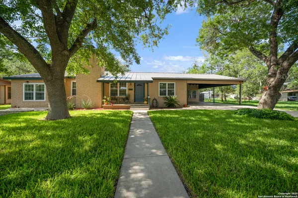 $369,900 | 908 29th Street, Hondo, TX 78861
