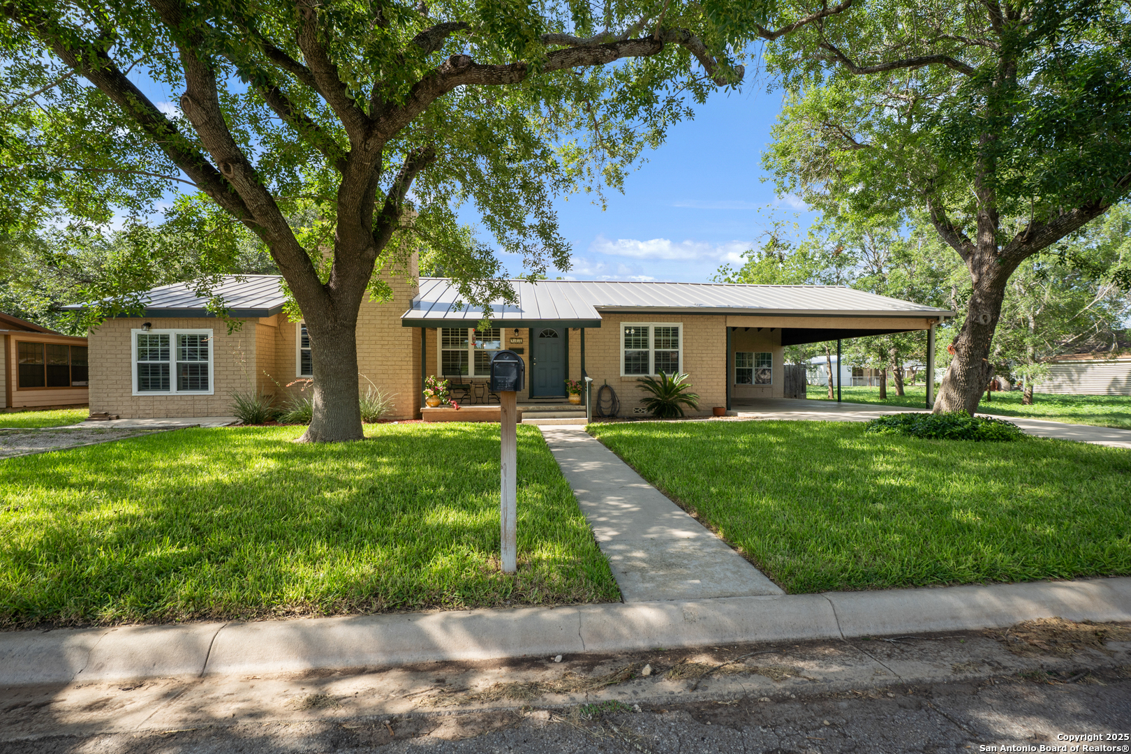 908 29th Street Hondo, TX 78861 - Photo 2 of 37