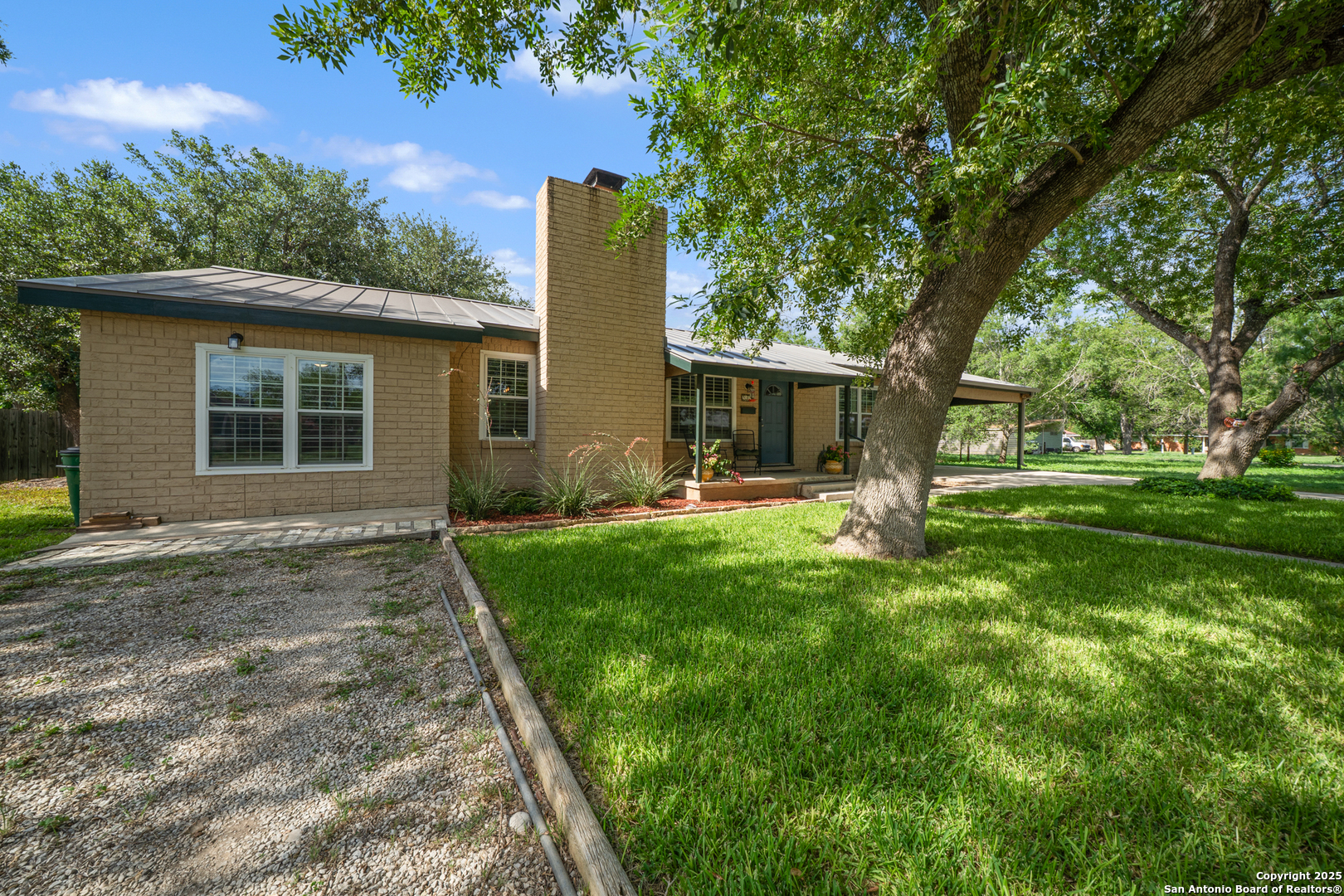 908 29th Street Hondo, TX 78861 - Photo 4 of 37