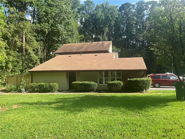 a view of a house with a yard